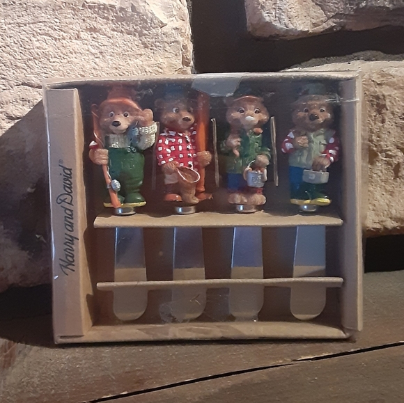 Harry and David Active Outdoor Teddy Bear Spreader - Picture 1 of 3